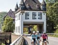 Schloss-Straße: Die B 416 entlang der Mosel durchschneidet Schloss von der Leyen.