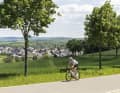 Idyllisch: Allee mit Blick auf Dornholzhausen im Rhein-Lahn-Kreis.