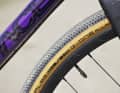 Unser Testrad rollt auf Schwalbes G-One Allroad in 40 Millimetern Breite und mit Schläuchen. Für sportliche Nutzung mit weniger Pannenrisiko empfielt sich der Tubeless-Reifen.