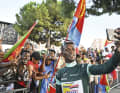Volksheld: Im Ziel der Tour de  France wird Girmay von eritreischen Landsleuten bejubelt