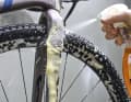 Ist der Antrieb abgespült, könnt ihr das restliche Rad mit Fahrradreiniger shampoonieren
