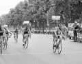 Premiere - Nach 27 Runden gewinnt Walter Godefroot den ersten Sprint auf den Champs-Élysées 1975 vor Robert Mintkiewicz (links), Gerben Karstens (links, verdeckt) und Regis Delepine (Mitte)