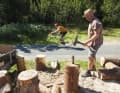 Handarbeit: Holz spalten für den Winter