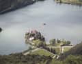 Ein Postkartenmotiv: Das Castel Toblino auf der Halbinsel von oben gesehen.