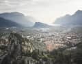 Blick über Arco zum Gardasee mit dem Minte Brione, der am Nordufer die Grenze zwischen Riva und Torbole markiert.