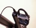 Statt wie bisher eine Knopfzelle steckt jetzt ein integrierter Akku in den Pedalen. 90 Stunden Laufzeit inklusive.
