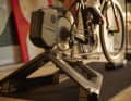 Der Tacx Neo 3M hat integrierte Motion Plates, das soll für ein natürlicheres Fahrgefühl sorgen.