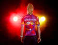Das neue Dress wurde zusammen mit dem Bekleidungs- und Radsponsor Specialized entworfen.