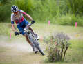 Auf Mountainbikes gibt es das olympische Cross-Country-Rennen, das Tom Pidcock bei den Herren ...