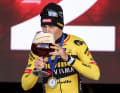 Auch bei Rennen auf World-Tour-Ebene gibt es kuriose Trophäen. Beim E3 Saxo Classic darf der Sieger aus einem riesigen Bierglas trinken
