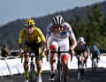 Menetekel am Grand Colombier: 2020 schaut Primoz Roglic seinem Landsmann Tadej Pogacar hinterher - der ihm später auch den Gesamtsieg raubt