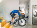 Rasen im Stand: Ein Plätzchen für den Smarttrainer und das Rad findet sich beinahe überall.