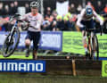 Allez Hopp! Fem van Empel (links) und Puck Pietersee kämpfen mit den Hindernissen bei der Cyclocross-WM in Hoogerheide, 4. Feburar 2023