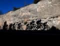 Dunkle Schatten: Das Peloton auf der 4. Etappe bei der Volta a la Comunitat Valenciana, 4. Februar 2023