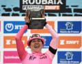 Paris-Roubaix ist durch zahlreiche Kopfsteinpflaster-Sektoren geprägt. So verwundert es kaum, dass Siegerin und Sieger einen Pflasterstein als Trophäe erhalten