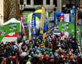 Das Peloton am Start der 2. Etappe der Tour of the Alps 2023 in Reith im Alpbachtal