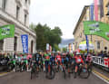 Das Peloton am Start der 4. Etappe der Tour of the Alps 2023 in Rovereto