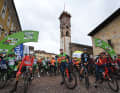 Das Peloton am Start der 5. Etappe der Tour of the Alps 2023 in Cavalese
