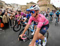 Remco Evenepoel zeigt sich am Start im Rosa Trikot