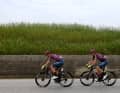 Zwei Ausreißer setzen sich vom Peloton ab: Alexander Konychev und Veljko Stojnic (beide Team Corratec - Selle Italia)
