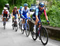 Es gibt fünf Ausreißer: Alessandro De Marchi (Team Jayco-AlUla), Simon Clarke (Israel-Premier Tech), Alexandre Delettre (Cofidis), Charlie Quartermann (Team Corratec - Selle Italia) und Francesco Gavazzi (Eolo-Kometa)