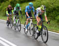 Vier Ausreißer setzen sich vom Peloton ab: Davide Bais (Eolo-Kometa), Simone Petilli (Intermarche-Circus-Wanty), Henok Mulubrhan (Green Project-Bardiani CSF-Faizane) und Karel Vacek (Team Corratec - Selle Italia)