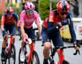 Ineos Grenadiers verteidigt zwar mit Geraint Thomas das Rosa Trikot, verliert aber Tao Geoghegan Hart nach einem Sturz