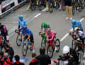 Die Trikotträger um Jonathan Milan, Davide Bais, Geraint Thomas und João Almeida starteten aus der ersten Reihe.