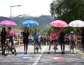 Bei Sonne warteten die Trikotträger Jonathan Milan, Thibaut Pinot. Geraint Thomas und Joao Almeida am Start in Sierra auf den Beginn der 14. Etappe.