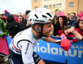 Am Start in Seregno war es heute wie auf der gesamten Etappe trocken. Das veranlasste auch Mark Cavendish zu einem Lächeln. Der Sprinter wurde heute 38 Jahre alt.