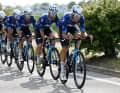 Im Peloton arbeiten die Sprinterteams, wie Movistar für Fernando Gaviria