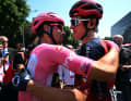Primoz Roglic hat das Duell um Rosa gegen Geraint Thomas für sich entschieden. Vor der 21. Etappe gab es eine Umarmung.