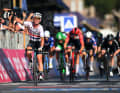 Mark Cavendish hat die 21. Etappe des Giro d'Italia 2023 für sich entschieden. Er feierte seinen 17. Tagessieg beim Giro und wurde damit gleichzeitig zum ältesten Etappensieger bei der Italien-Rundfahrt.