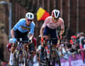 Demi Vollering (rechts)