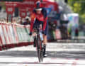 Nicht so gut läuft es für Gannas Teamkollegen Geraint Thomas. Der Brite kassiert nach einem Defekt unterwegs 2:00 Minuten Rückstand auf Ganna