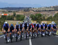 Im Peloton führen die Sprinterteams Alpecin-Deceuninck und dsm-firmenich nach