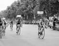 Walter Godefroot gewinnt die letzte Etappe der Tour de France 1975, gleichzeitig die erste Zielankunft auf den Champs-Èlysées in Paris