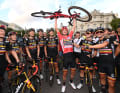Sepp Kuss feiert den Vuelta-Sieg mit seinem Team
