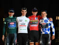 Trikotträger unter sich: (v.l.) Kaden Groves, Juan Ayuso, Sepp Kuss und Remco Evenepoel