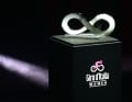 Auch die brandneue Trophäe beim Frauenrennen des Giro steht im Zeichen der Unendlichkeit