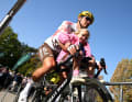 Sein letztes Rennen bestreitet er am 8. Oktober bei Paris-Tours. Bei der Einschreibung ist Töchterchen Roos dabei.