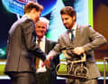 Philipsen bekommt die Trophäe aus den Händen von Peter Sagan