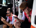 Warten auf den Start. Simon Geschke (l.) und Oliver Knight von Cofidis checken schnell nochmal das Handy.