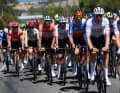 Im Peloton machten allen voran die Teams UAE Team Emirates und Jayco-AlUla die Nachführarbeit