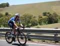 Pedersen versuchte es bei der ersten Überquerung des Willunga Hill auf eigene Faust, wurde aber kurz vor der Bergwertung eingeholt