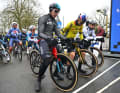 Omloop het Nieuwsblad eröffnete die Klassikersaison 2024. Mit Wout van Aert (Mitte), Arnaud De Lie (links) und Christophe Laporte (rechts) war viel Prominenz dabei