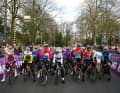 Los ging Omloop het Nieuwsblad 2024 in Gent. Lotte Kopcky (Mitte) war am heutigen Tag die Top-Favoritin