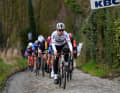 Im Peloton sorgte unter anderem das Team SD Worx für die Nachführarbeit, auch Lotte Kopecky zeigte sich an der Spitze des Hauptfeldes