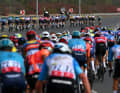 ... Das Peloton zeriss in mehrere Teile, es bildeten sich Windstaffeln