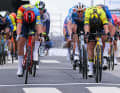 Dann kam's zum Sprint. Pedersen (l.) fehlt auf der Ziellinie eine halbe Radlänge gegen Tagessieger Olav Kooij.